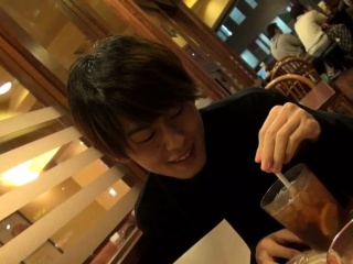 日本のティーンがお尻を食べる