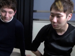 日本のティーンがペニスに跨る