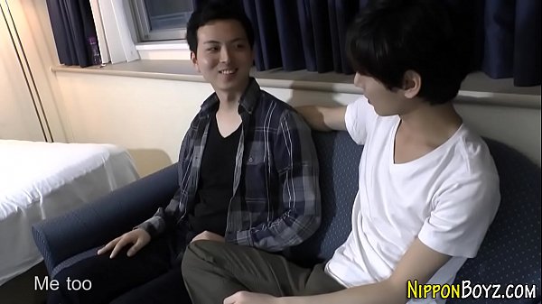 日本のティーンの指の穴