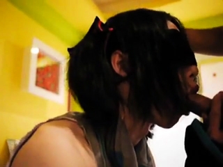 日本の十代のクロスドレッサー目隠しフェラでチンポを飲み込む