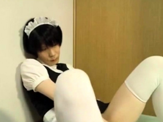 素人日本人女装家かわいいメイドがチ◯ポを扱く