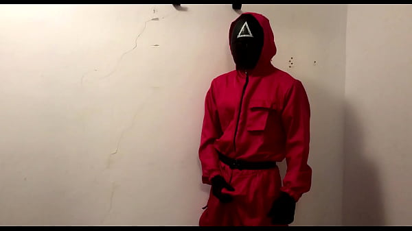 「SQUID GAME」の警備員が誰も見ていないところでオナニー