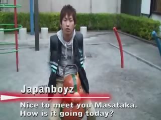 日本の少年がアナルを触ってオナニー