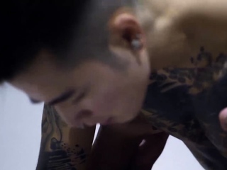 アジア人が拘束されて生ファックされるヨシ・カワサキ