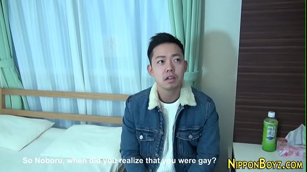 日本の青年が自分のチンポを慰めて性欲を発散する