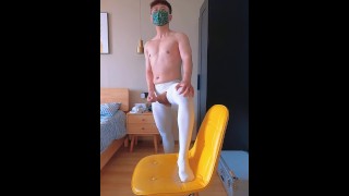 バレエスーツを着た男が自慰行為と射精