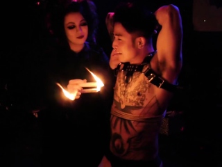 従順なヨシ・カワサキが拷問に耐える