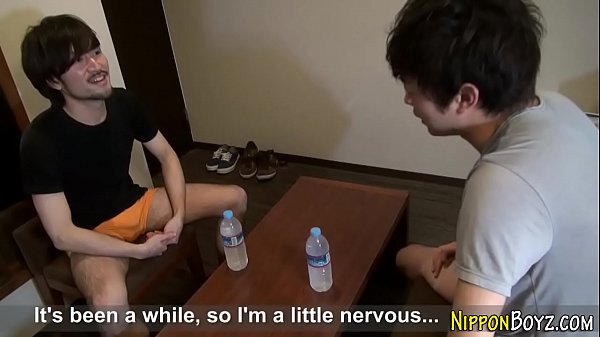 日本のイケメンがお尻を叩く