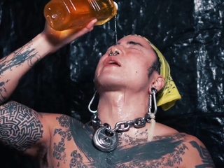 自分のおしっこを飲む川崎