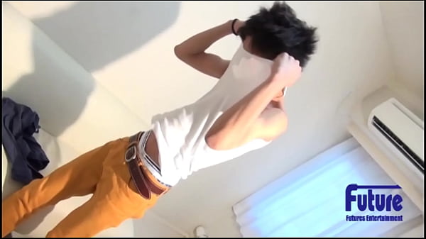 つぶらな瞳の初々しい18歳が初めての男性に敏感に反応！