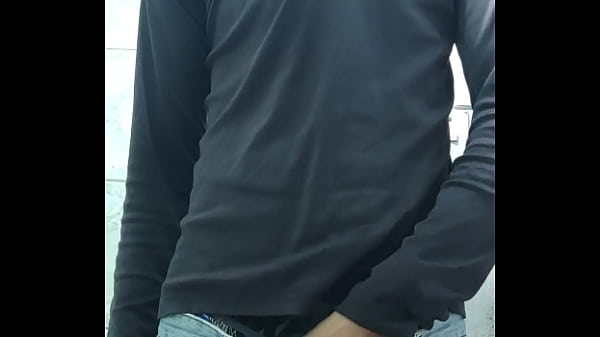 イケメン男がおいしいペニスでオナニーしてしまう