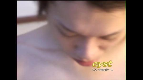 コックヘッドの摩擦で体が火照りながら、彼はオナニーして射精します。 そして乳首洗濯バサミの罰ゲーム。