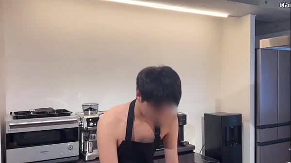 日本ストレートのハンサムな筋肉ファック若いイケメンがキッチンで