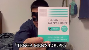 TENGA顕微鏡で精子を検査する日本人のぽっちゃり男性。