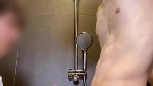 このイケメンに射精させ、潮を吹かせた。