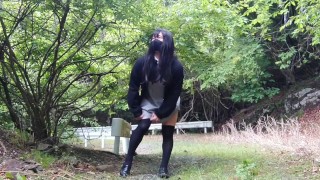 トランスジェンダー、廃道で野外放尿