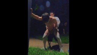 今日の課題は、道端で私を犯すために通行人を誘惑することだ