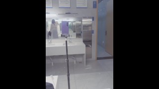女装子 // 彼女は公衆トイレで飛行機のカップで遊んで露出され、数秒で射精してしまいました